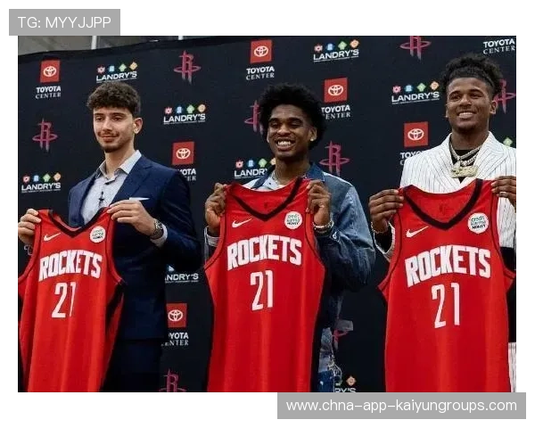 曼联新星谢什科闪耀训练场,未来核心潜力巨大 曼联新星谢什科闪耀训练场,未来核心潜力巨大